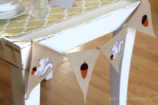 Kids Thanksgiving Table Decor - Super cute free printables to decorate your kids table for Thanksgiving. Print the water bottle labels, place cards, garland, and napkin holders. Everything you need to celebrate Thanksgiving! 