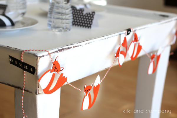 Kids Thanksgiving Table Decor - Super cute free printables to decorate your kids table for Thanksgiving. Print the water bottle labels, place cards, garland, and napkin holders. Everything you need to celebrate Thanksgiving! 