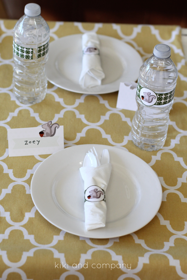 Kids Thanksgiving Table Decor - Super cute free printables to decorate your kids table for Thanksgiving. Print the water bottle labels, place cards, garland, and napkin holders. Everything you need to celebrate Thanksgiving! 