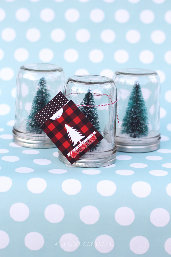 Handmade Christmas Gift Ideas - Loving this adorable DIY Snow Globe Tutorial and the tag printable. Perfect for Christmas Gifts or to decorate for the holidays. PIN IT NOW and make it later! 